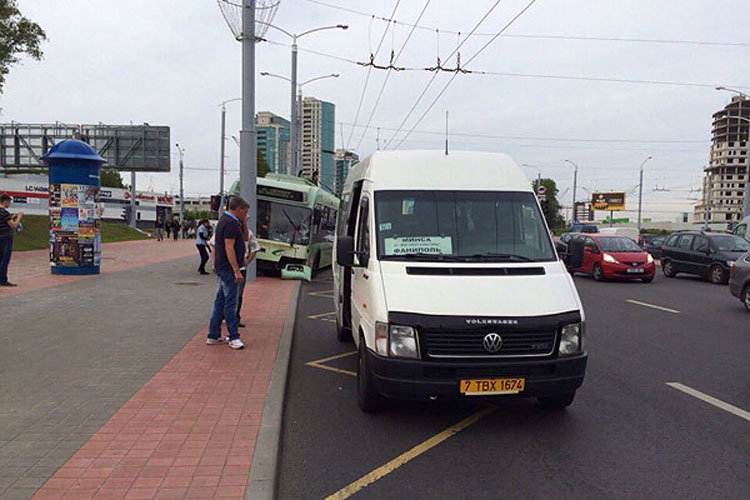 В Минске троллейбус из-за отказавших тормозов на остановке врезался в маршрутку