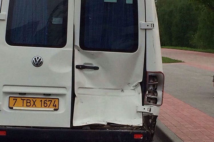 В Минске троллейбус из-за отказавших тормозов на остановке врезался в маршрутку