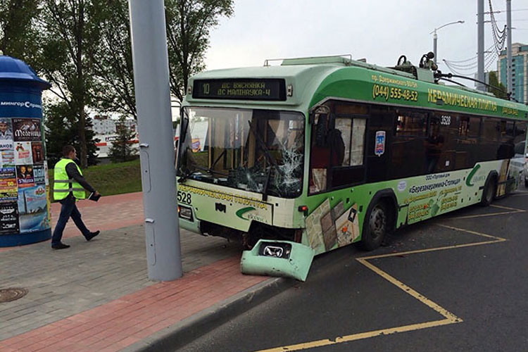 В Минске троллейбус из-за отказавших тормозов на остановке врезался в маршрутку