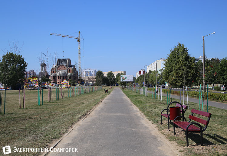лавочки на Аллее матери в Солигорске