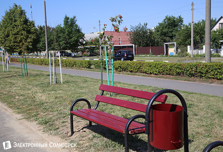 лавочки на Аллее матери в Солигорске