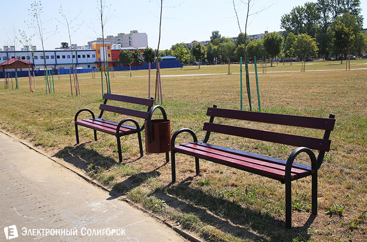 лавочки на Аллее матери в Солигорске