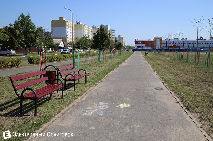 лавочки на Аллее матери в Солигорске