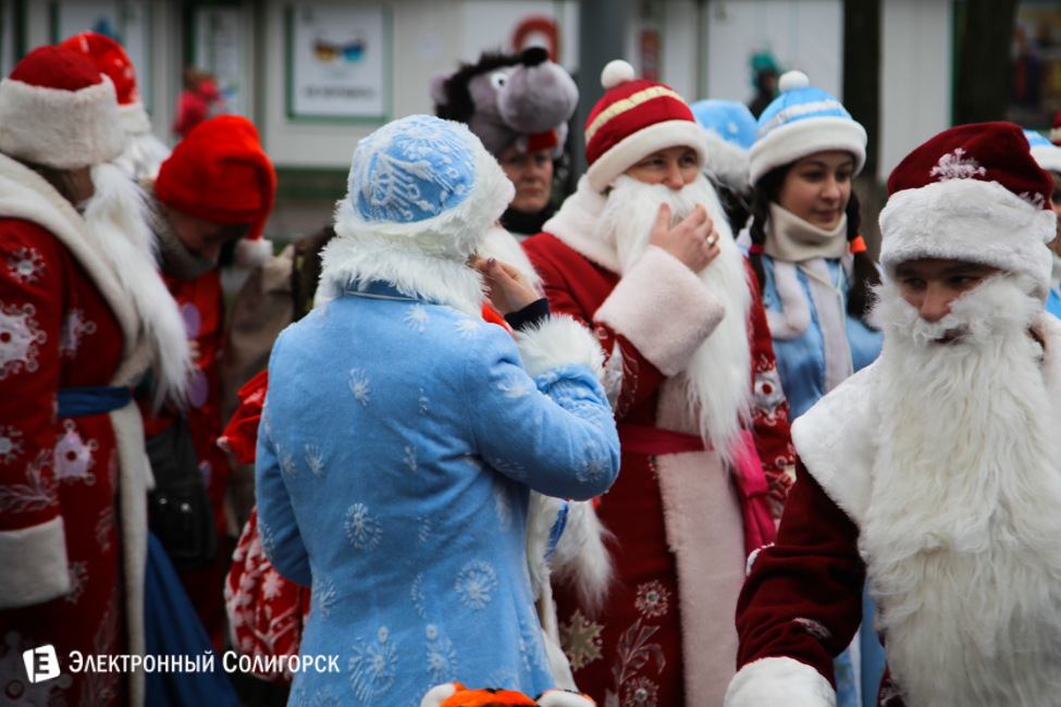 парад Дедов Морозов Солигорск