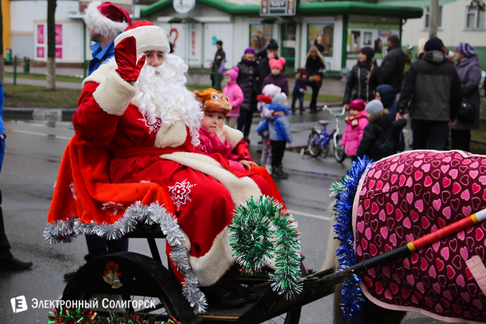 парад Дедов Морозов Солигорск