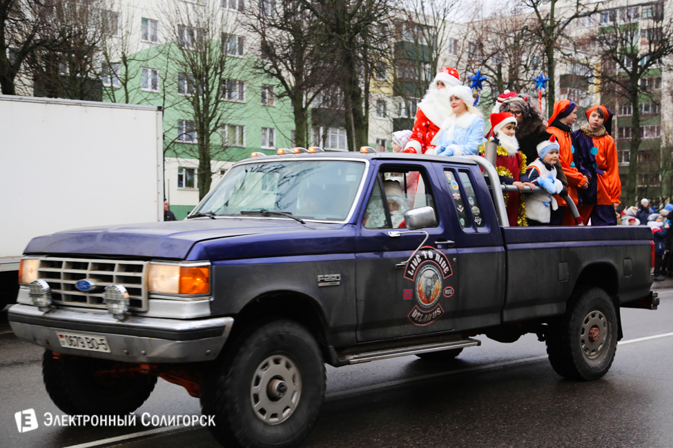 парад Дедов Морозов Солигорск