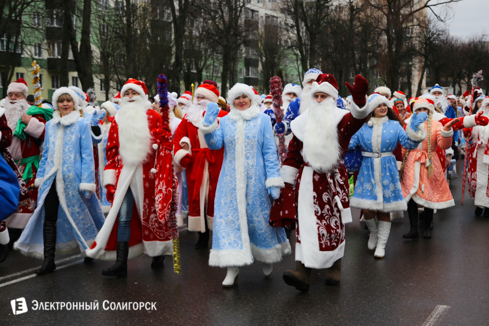 парад Дедов Морозов Солигорск