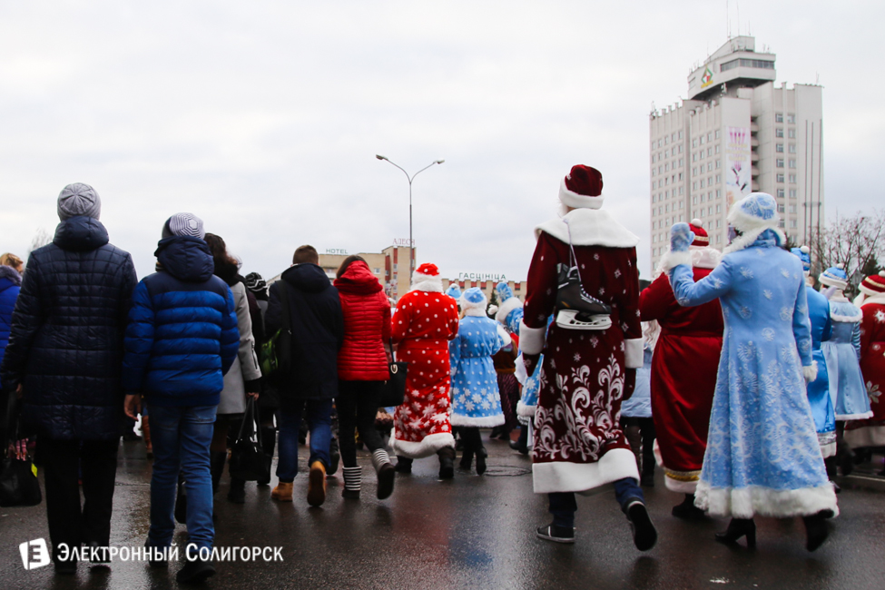 парад Дедов Морозов Солигорск