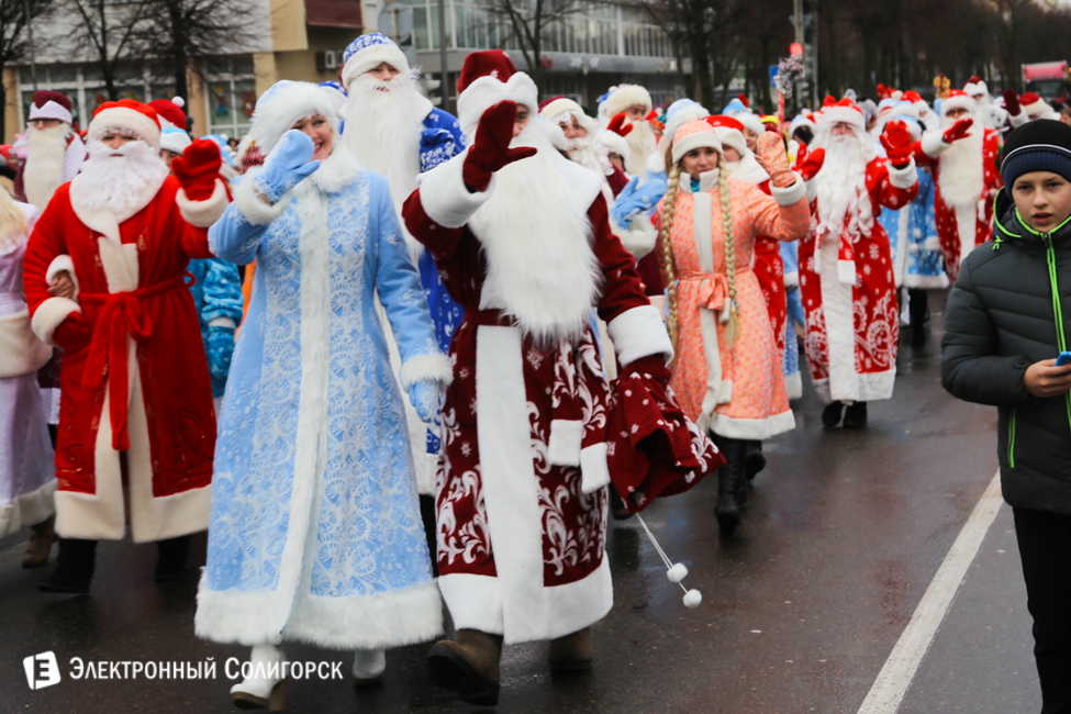 парад Дедов Морозов Солигорск