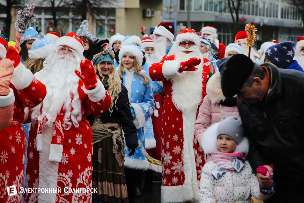 парад Дедов Морозов Солигорск