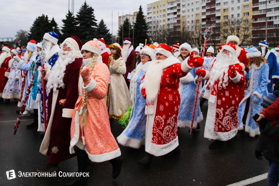 парад Дедов Морозов Солигорск