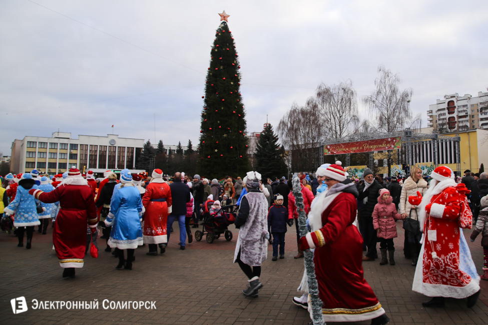 парад Дедов Морозов Солигорск