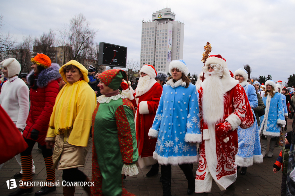 парад Дедов Морозов Солигорск
