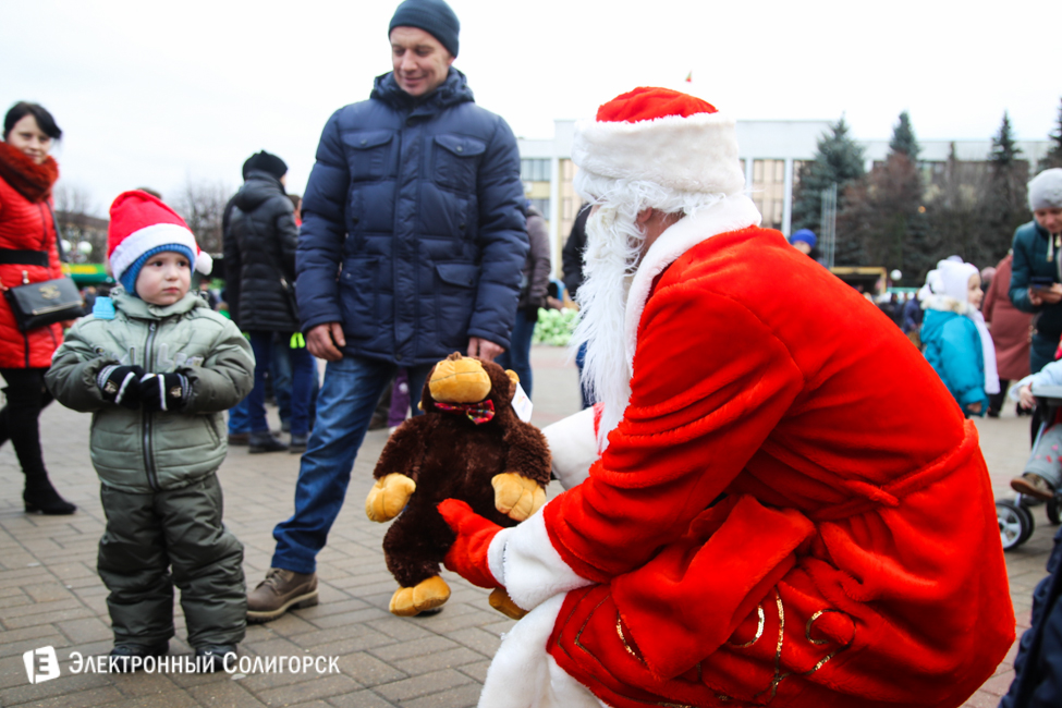 парад Дедов Морозов Солигорск