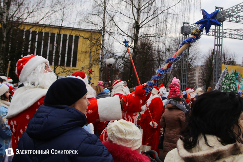 парад Дедов Морозов Солигорск