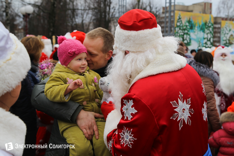 парад Дедов Морозов Солигорск