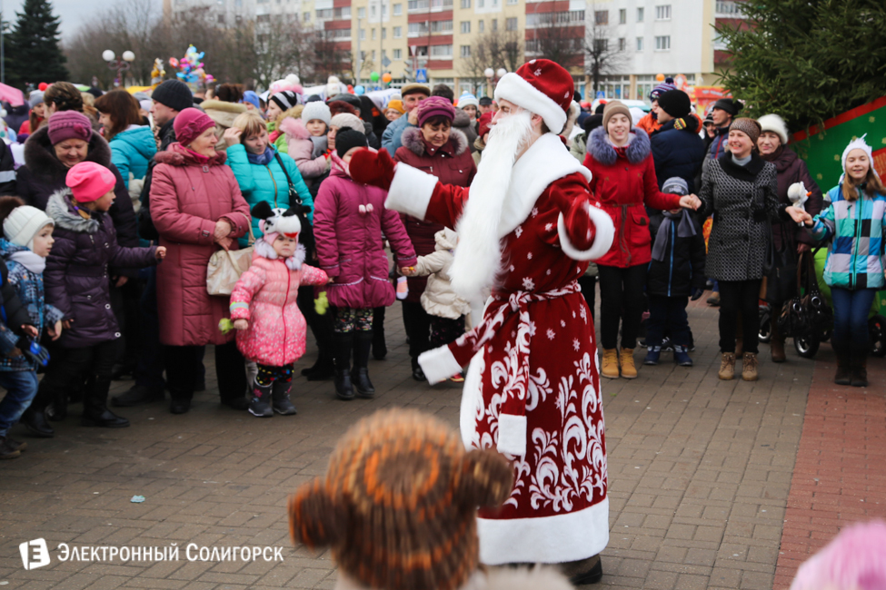 парад Дедов Морозов Солигорск