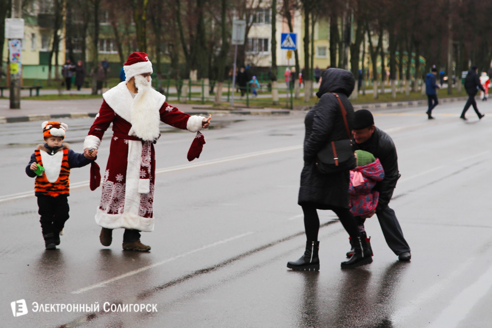 парад Дедов Морозов Солигорск