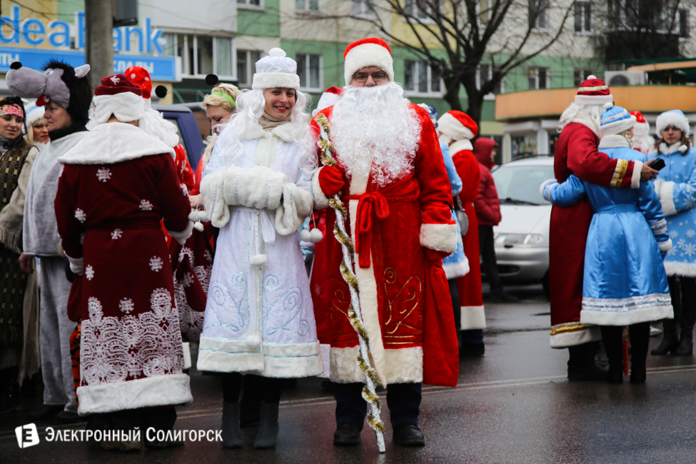 парад Дедов Морозов Солигорск