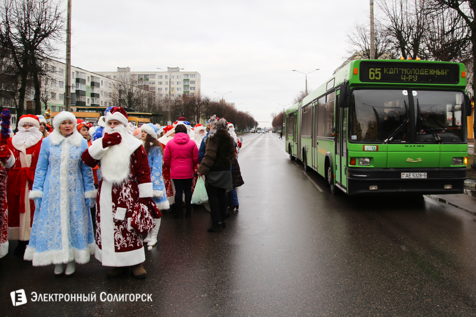 парад Дедов Морозов Солигорск