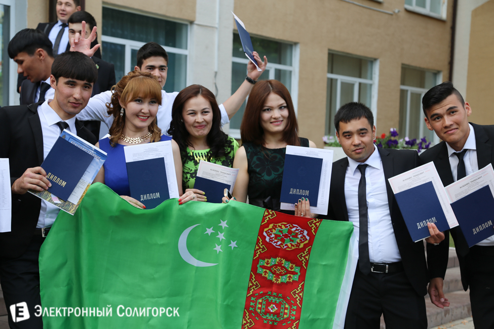 Туркменские выпускники Солигорского колледжа