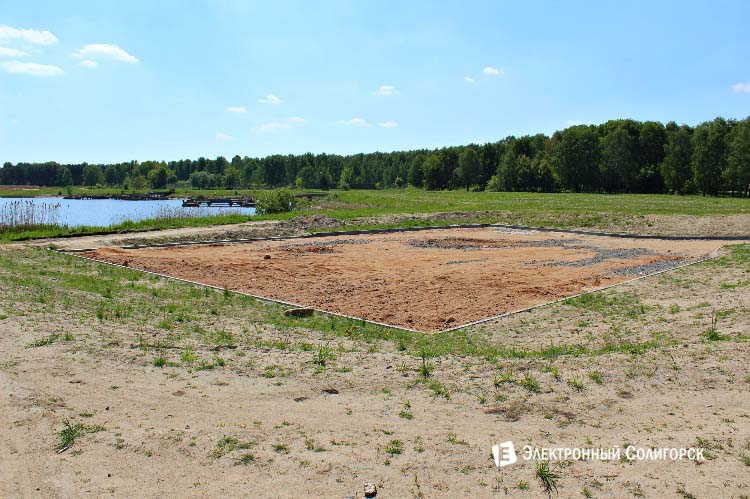 автостоянка возле водохранилища в солигорске
