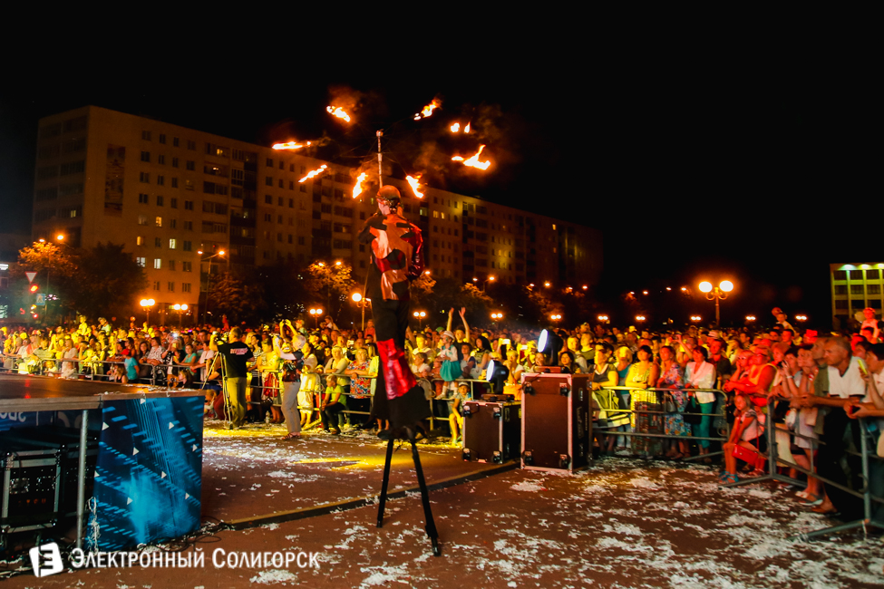 шоу ходулистов