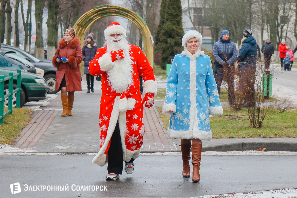 Парад Дедов Морозов Солигорск