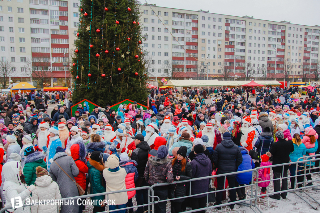 Парад Дедов Морозов Солигорск