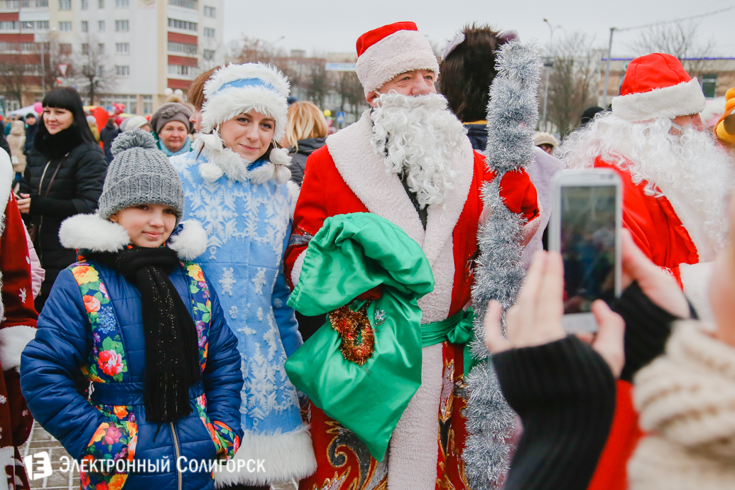 Парад Дедов Морозов Солигорск