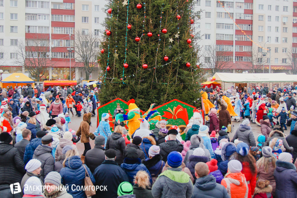 Парад Дедов Морозов Солигорск