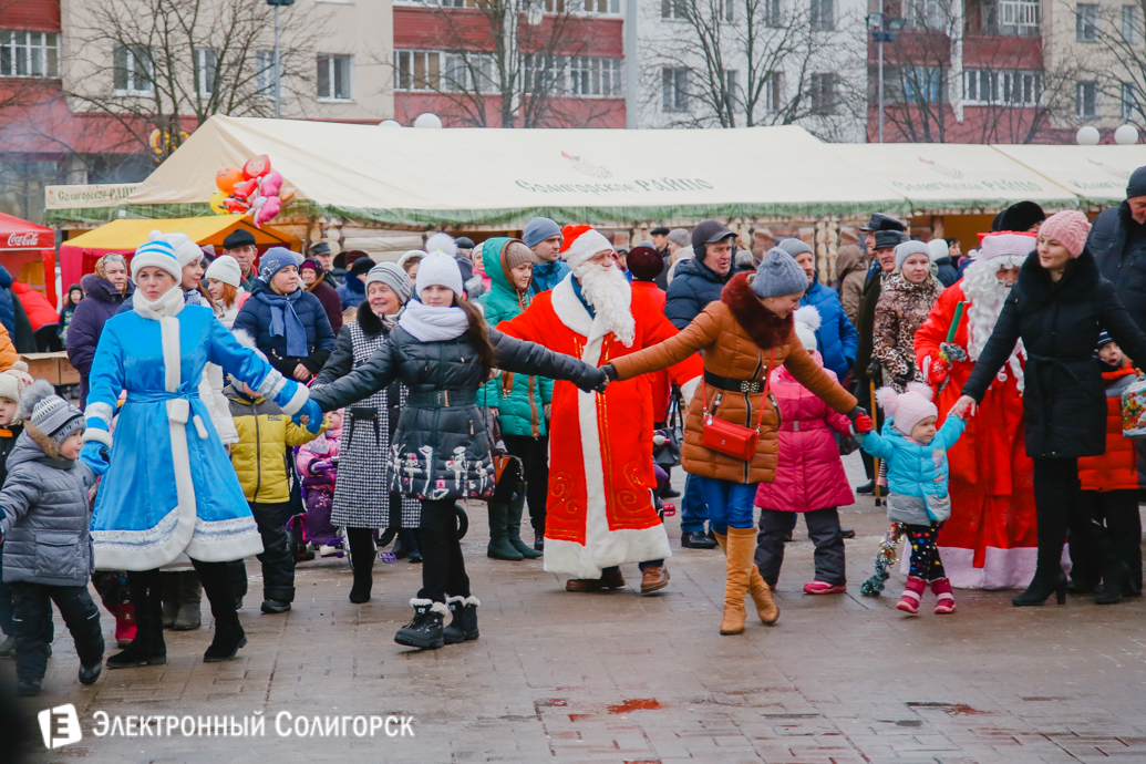 Парад Дедов Морозов Солигорск