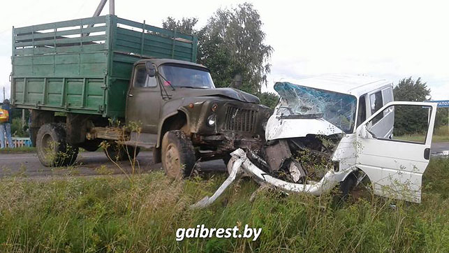 микроавтобус врезался в грузовик, барановичи