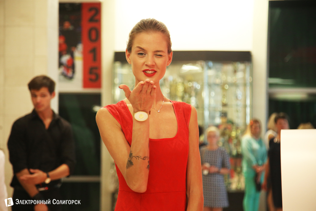 девушка в красном