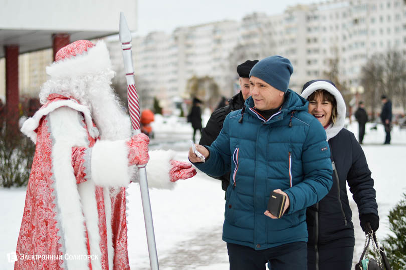дед мороз дарит подарки солигорск