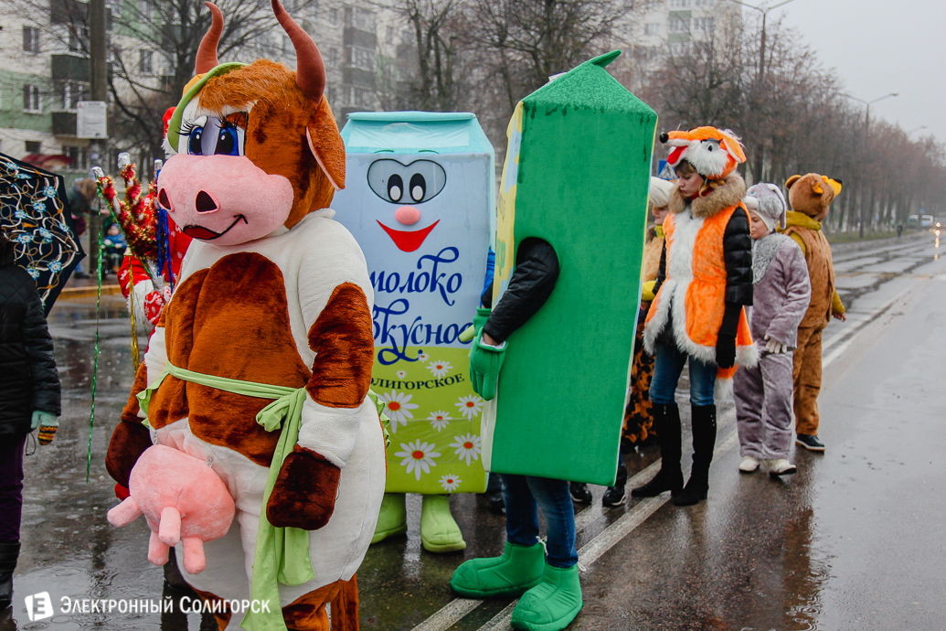 парад Дедов Морозов Солигорск