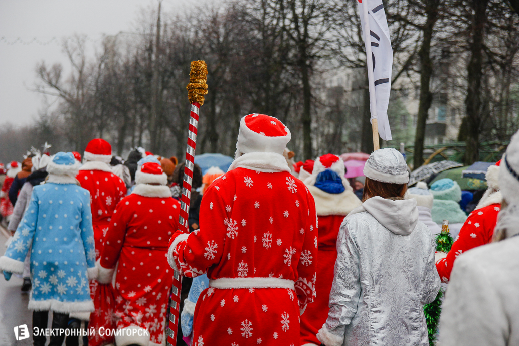 парад Дедов Морозов Солигорск