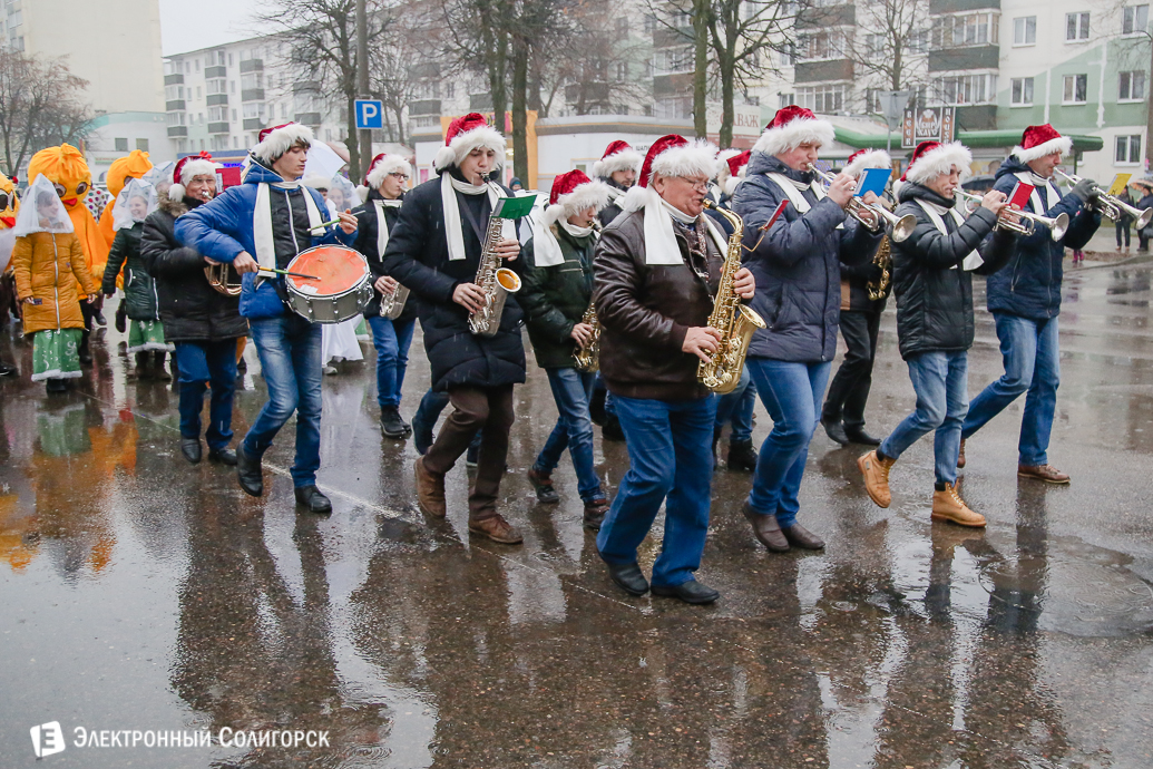 парад Дедов Морозов Солигорск