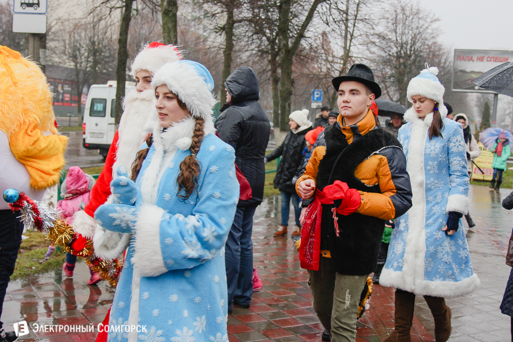 парад Дедов Морозов Солигорск
