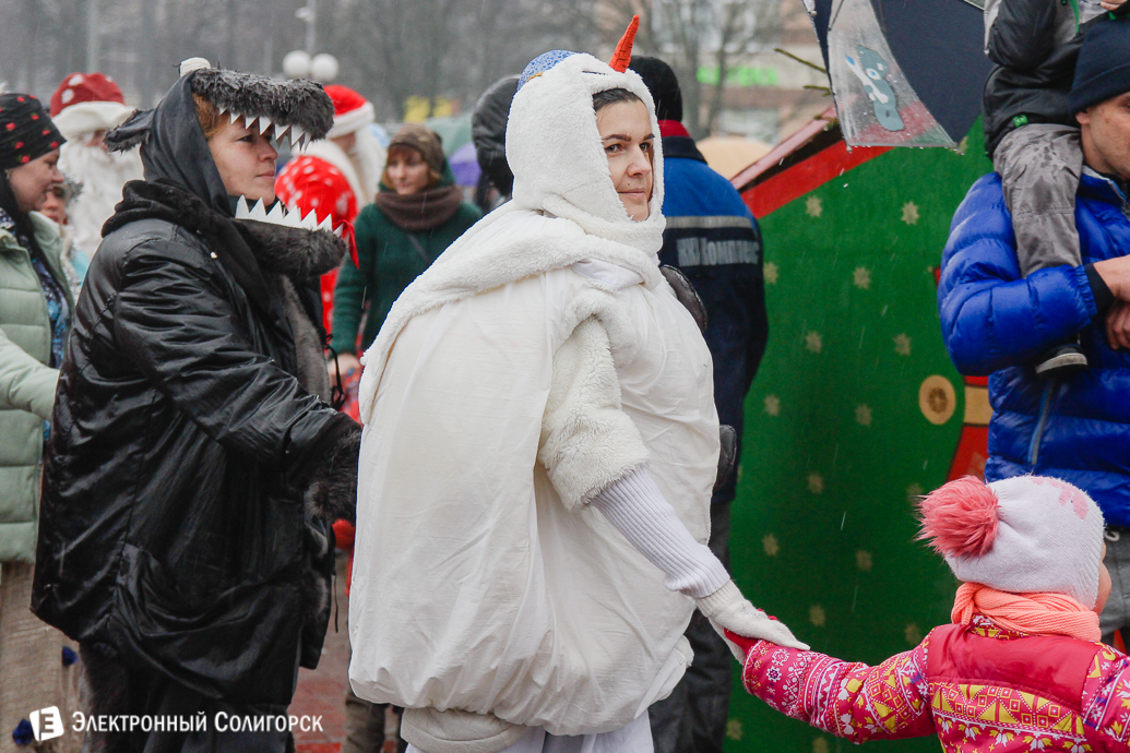 парад Дедов Морозов Солигорск