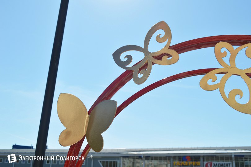 оригинальная скамейка возле ДСТ Солигорск