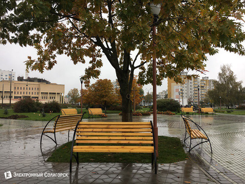 скамейки соборная площадь Солигорск