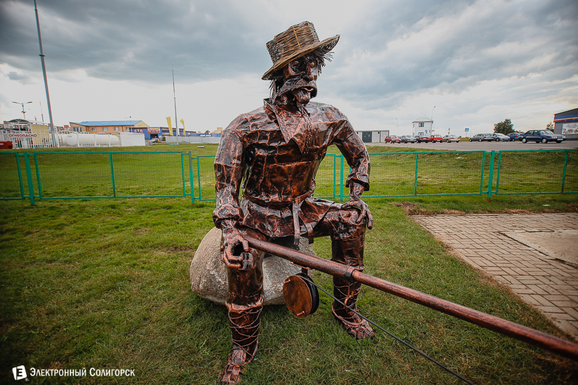 скульптура рыбака Солигорск