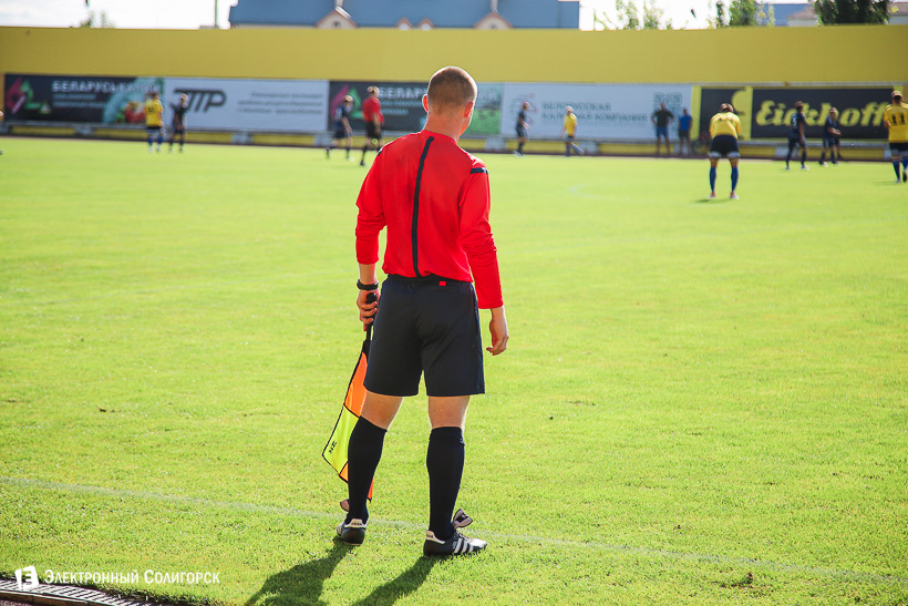 футбол судья боковой