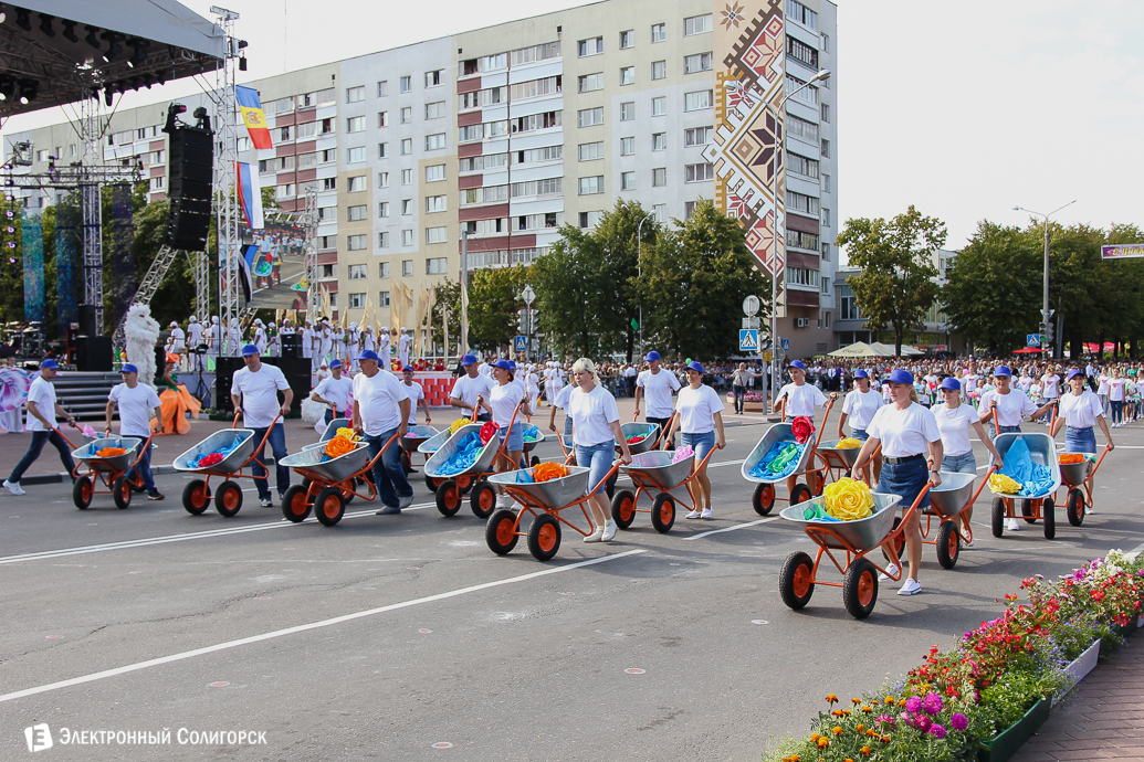 карнавальное шествие, солигорску 60