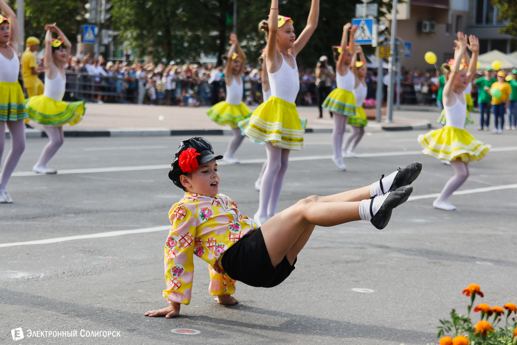 карнавальное шествие, солигорску 60