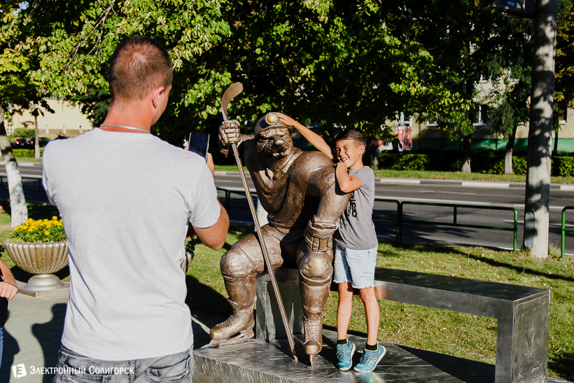 крот хоккеист скульптура Солигорск