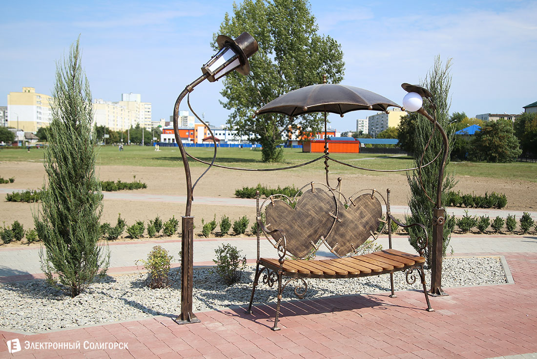 скамейка влюбленных солигорск