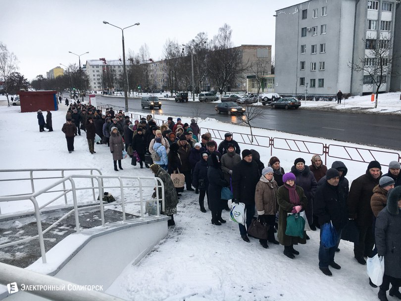 Очередь за водой на Крещение в солигорске