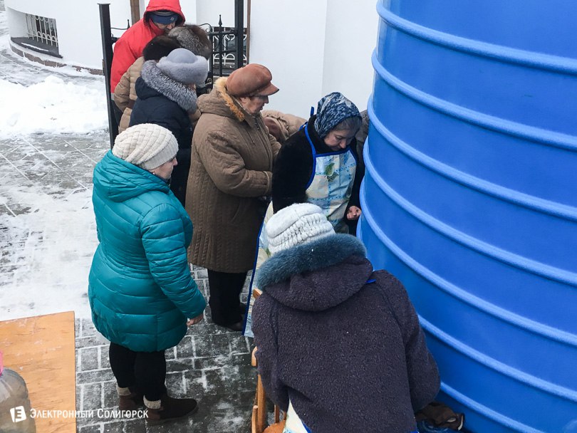 Очередь за водой на Крещение в солигорске